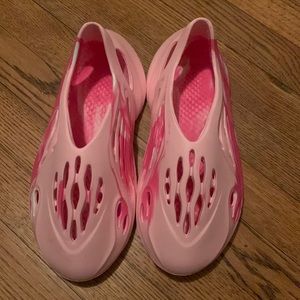 Women’s foam shoes size 9